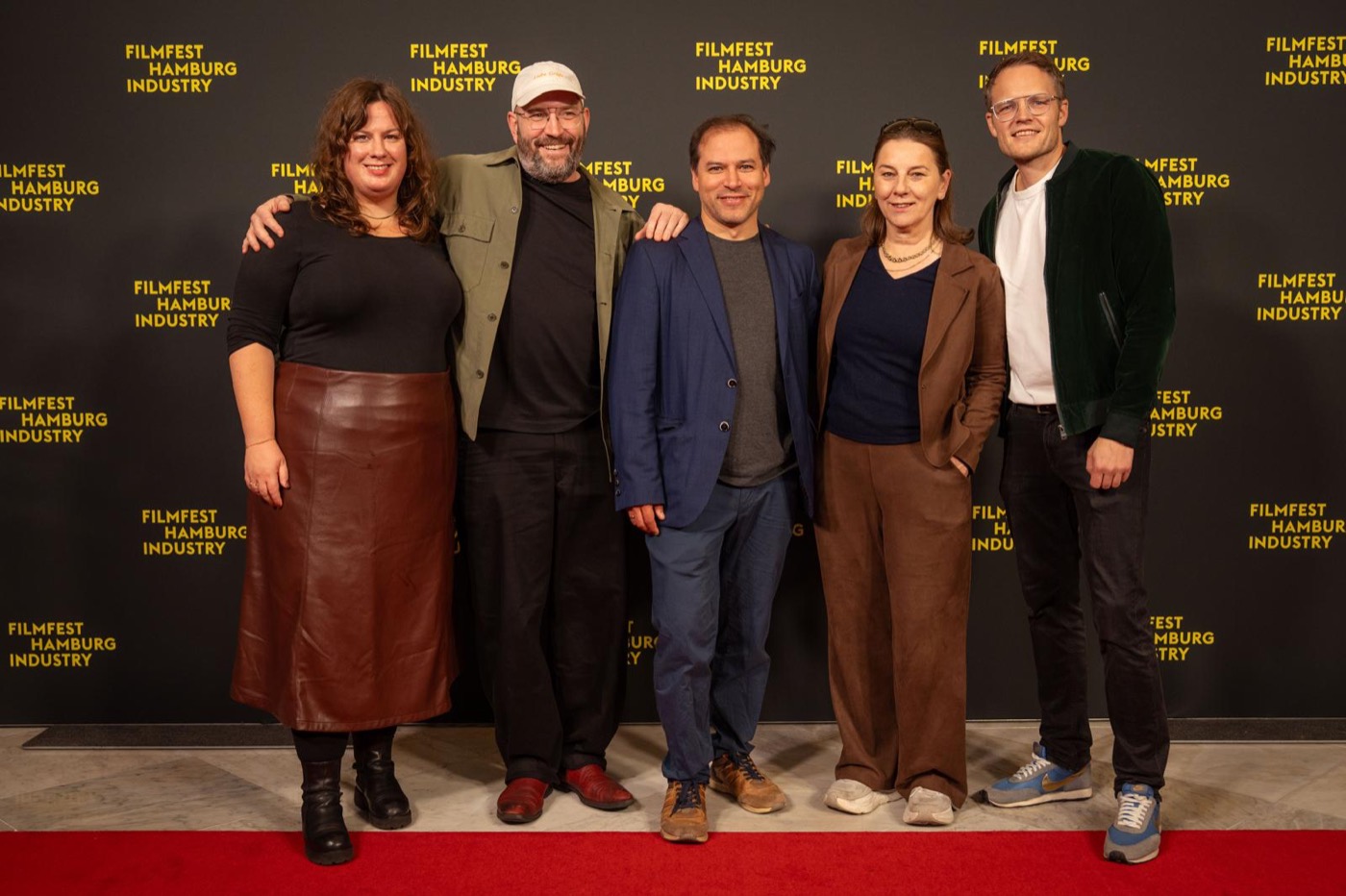 Fünf Personen stehen vor der Fotowand von Filmfest Hamburg Industry