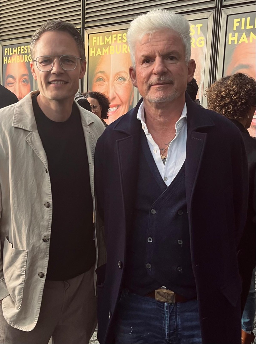 Zwei Personen vor Plakaten des Filmfest Hamburg